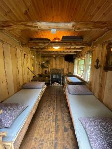 una habitación vacía con 2 camas en una cabaña en Nugise onn en Pallasmaa
