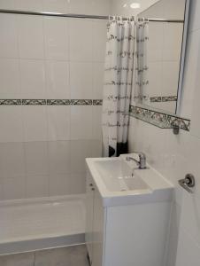 bagno bianco con lavandino e doccia di PLAYA DEL INGLES-MASPALOMAS a Playa del Ingles