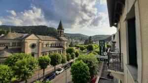 een uitzicht op een stad met een kerk en een straat bij Le Genève in La Bourboule