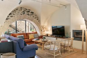 sala de estar con sofá y mesa en Garriguella- Roses – Pool Costa Brava House, en Garriguella