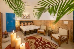 1 dormitorio con 1 cama y velas en una habitación en Sukoon Farm Stay, en Nueva Delhi