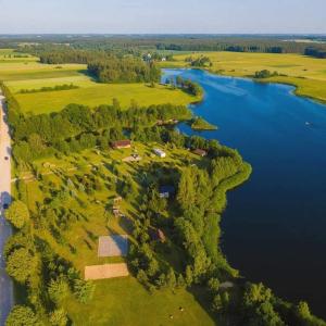 una vista aérea de un río con árboles y agua en Ramučių sodyba, 