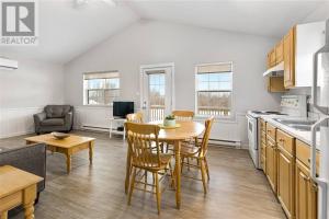 Η κουζίνα ή μικρή κουζίνα στο Seabreeze Aboiteau Cottage - beach access