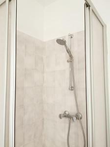 y baño con ducha con cabezal de ducha. en LE BIKING *STUDIO (30m²) *WIFI*PARKING PRIVE*CALME, en Lourdes