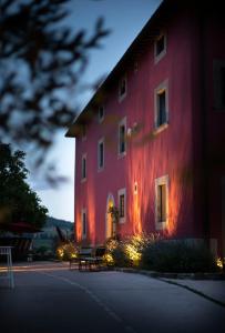 un edificio rosso con luci sul lato di Podere Belvedere Tuscany a Pontassieve