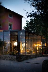 un edificio con finestre in vetro di fronte a una casa di Podere Belvedere Tuscany a Pontassieve