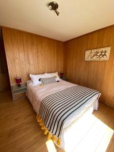Cama ou camas em um quarto em Cabañas Bahia Celeste, Puerto Varas