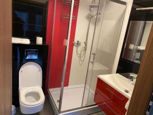 Koupelna v ubytování Apartamentowiec Amon przy plaży 16 i 19 + 19 fotografií
