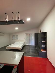 Habitación con cama y escritorio. en MORIC APARTMENTS 2, en Stankovci