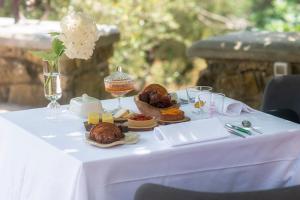 un tavolo bianco con un piatto di cibo sopra di Podere Belvedere Tuscany a Pontassieve