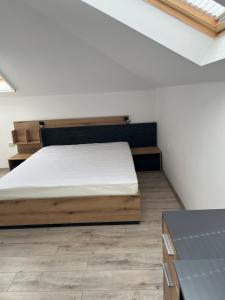- une chambre avec un lit dans l'établissement Zagorovi -1 SP apartments, à Bourgas