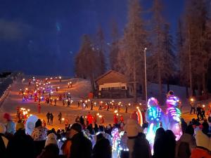 Una folla di persone che guardano una parata di Natale di Beau 2 pièces, au pied des pistes Résidence Adonis a Valberg