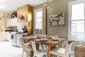 uma cozinha com uma mesa e uma pintura de cavalo na parede em Artistic Loft Near NYC's Buzz - Photo-Ready Stay em Edgewater