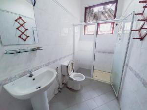 Marette Holiday Bungalow في موراتوا: حمام مع مرحاض ومغسلة ودش