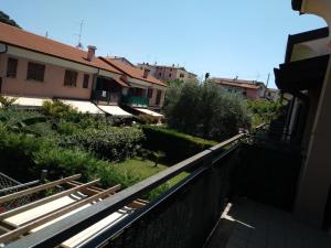 vista dal balcone di un edificio di Flat Garda a Cavalcaselle