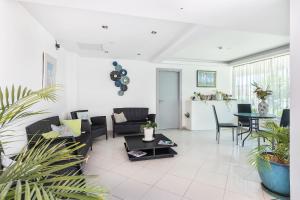 a living room with a couch and a table at Coração do Mar by OCvillas in Albufeira