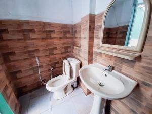 Marette Holiday Bungalow في موراتوا: حمام مع حوض ومرحاض ومرآة
