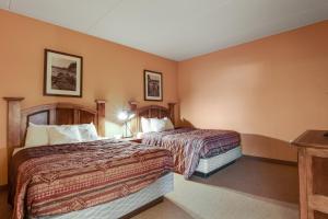 威斯康星德爾斯的住宿－Chula Vista Condo 2408，酒店客房设有两张床和一张桌子。