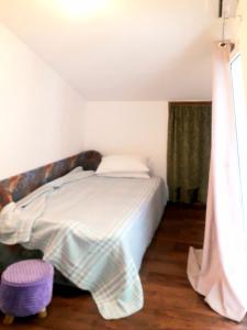 ein Schlafzimmer mit einem Bett in einem Zimmer in der Unterkunft Elizabeth apartment 2 bedroom sityBudva in Budva