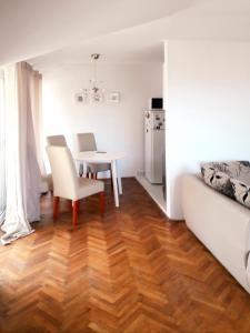 eine Küche und ein Wohnzimmer mit einem Tisch und einem Sofa in der Unterkunft Elizabeth apartment 2 bedroom sityBudva in Budva