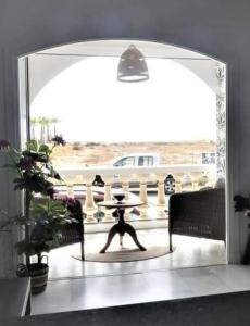 - un miroir dans une chambre avec une table dans l'établissement Duquesa Beach, à Torrevieja