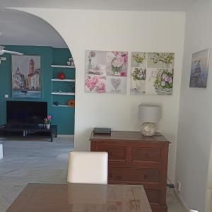 a living room with a table and a chair at Duquesa Beach in Torrevieja