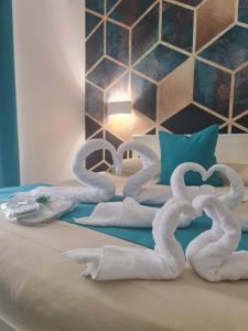 2 cigni fatti di asciugamani su un letto di Gaisa Naples - Bed and Breakfast a Napoli