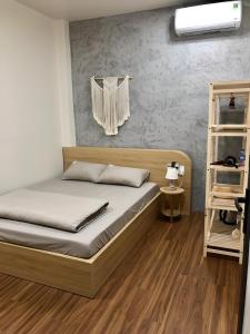 um quarto com uma cama e uma estante de livros em Tít Mít HomeStay em Cao Bang