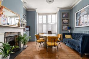 uma sala de estar com uma mesa e cadeiras e um sofá em GuestReady - A charming stay in Highgate em Londres