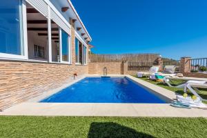 einen Pool im Hinterhof eines Hauses in der Unterkunft Cortijo Las Vistas in Cómpeta