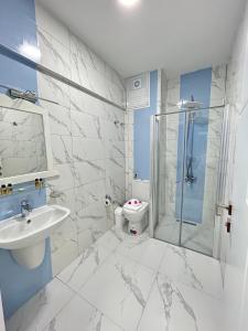 Ванная комната в Marquis Blue Hotel