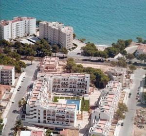 an aerial view of a city with buildings and the ocean at Ático con acceso directo al mar in Miami Platja