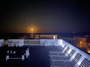 Μπαλκόνι ή βεράντα στο Sol Mate Roof top deck at the Beach Private heated pool spa and firepit +78 φωτογραφίες