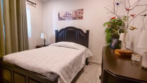 a bedroom with a bed and a table and a window at Palacio Huatulco - 2D in Santa Maria Huatulco