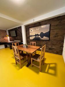 comedor con mesa de madera y sillas en OPE Suites Usaquen, en Bogotá