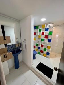 y baño con aseo y lavamanos. en OPE Suites Usaquen, en Bogotá
