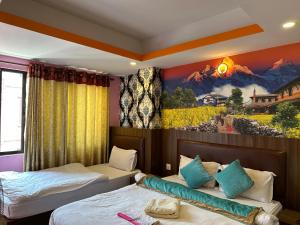 Rúm í herbergi á HOTEL PARAMI INN