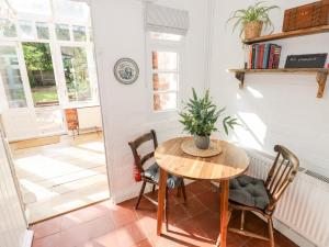 a dining room with a table and chairs at Ross Cottage in Evesham