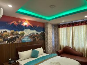 Rúm í herbergi á HOTEL PARAMI INN
