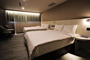 Postel nebo postele na pokoji v ubytování Golden Home Hotel