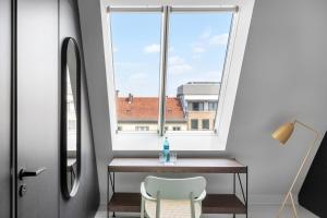 una finestra in una stanza con tavolo e sedia di numa I Savi Rooms & Apartments a Berlino