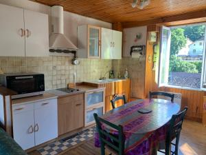 Kuchyň nebo kuchyňský kout v ubytování Joli appartement dans une maison ancienne + 4 fotografie