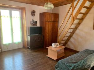 TV a/nebo společenská místnost v ubytování Joli appartement dans une maison ancienne