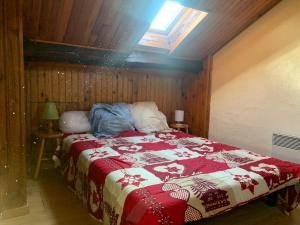 Postel nebo postele na pokoji v ubytování Joli appartement dans une maison ancienne