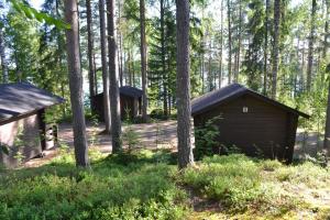 a cabin in the woods with trees at Hännilänsalmi Camping in Viitasaari +40 photos