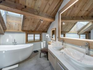 Phòng tắm tại Chalet de luxe avec demi-pension et espace bien-être à 2 min des pistes - FR-1-566-44 +10 ảnh