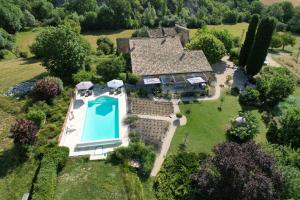 an aerial view of a house with a swimming pool at Mas Tulipe de Soie in Bevons