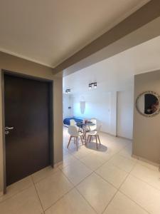 uma sala de estar com uma mesa e cadeiras e uma porta em Zona Alta em San Fernando del Valle de Catamarca