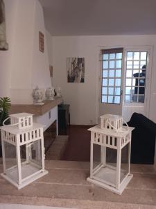 2 tavoli da nido bianchi in soggiorno di Wonder Charm Guesthouse ad Albufeira