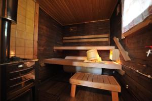 una sauna con una mesa y un banco en ella en Hännilänsalmi Camping, en Viitasaari